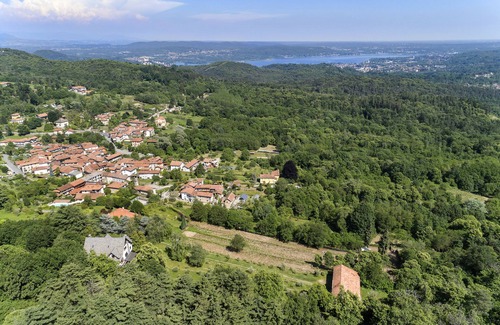 Montrigiasco Villa | Hermosa villa grande en medio de la exuberante naturaleza verde!