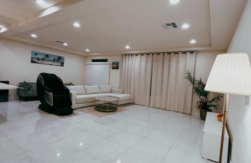 Enterprise Casa | Beautiful Las Vegas Master Bedroom with Private Bathroom
