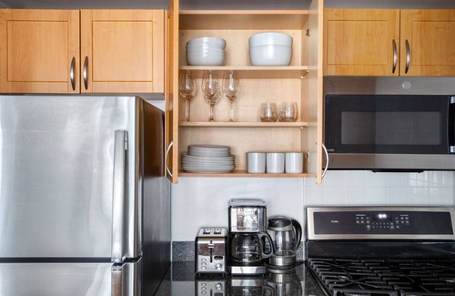 Bowery Apartamento | Beautiful LES 1BR w/ Elevator & W/D, nr Green Space, by Blueground