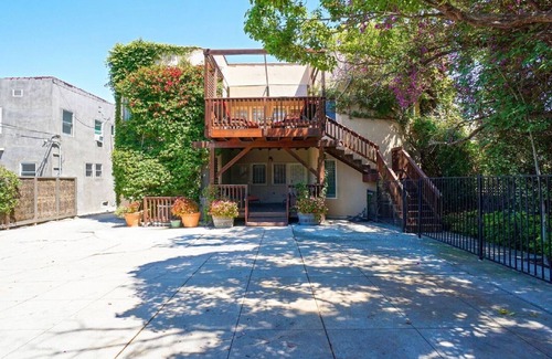 Larchmont Apartamento | Hancock Park / West Hollywood: ¡Suite espaciosa en el último piso de 1 habitación con vistas al centro!