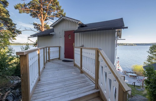 Lake Malaren Cabina | Beautiful Lofthus, cottage on a private beach plot by Lake Mälaren