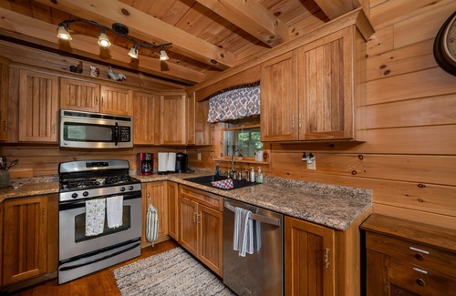 Turkey City Cabina | Hermosa Log Cabin en 17 acres en el noroeste de Pensilvania con bañera de hidromasaje
