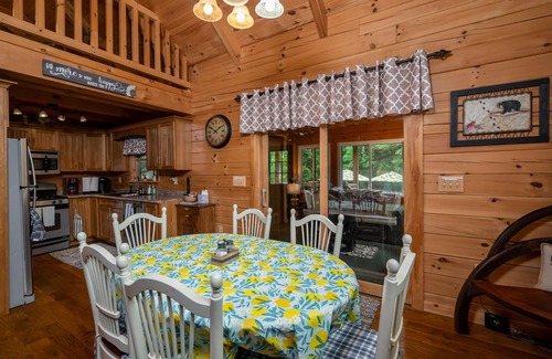 Turkey City Cabina | Hermosa Log Cabin en 17 acres en el noroeste de Pensilvania con bañera de hidromasaje