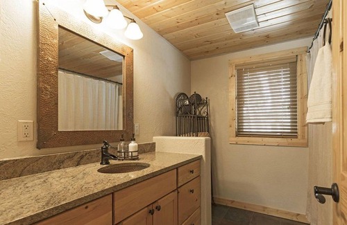 Polson Cabina | Hermosa cabaña de madera, privado, vistas al lago, cerca del acceso al lago.