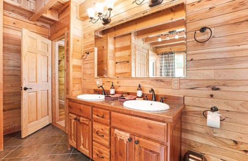 Logan Cabina | Beautiful, Luxurious, Custom Cabin