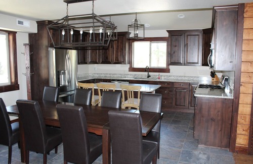 Mammoth Creek Cabina | HERMOSA CABINA DE LUJO RÚSTICA NUEVA EN 5 ACRES DE TERRENO CON MAGNÍFICA VISTA