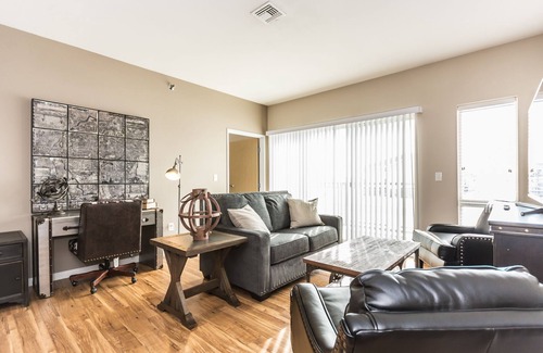 Grand Forks Apartamento | Hermoso apartamento amueblado con temática industrial de lujo de alta gama