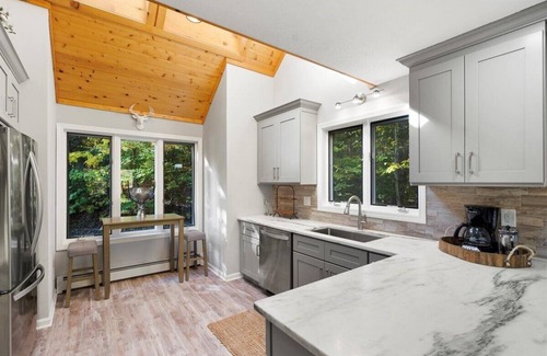 Stratton and Bromley Ski Areas Chalet De Esquí | Beautiful Manchester VT Mountain Retreat w/Hot Tub