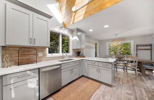 Stratton and Bromley Ski Areas Chalet De Esquí | Beautiful Manchester VT Mountain Retreat w/Hot Tub