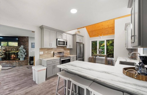 Stratton and Bromley Ski Areas Chalet De Esquí | Beautiful Manchester VT Mountain Retreat w/Hot Tub