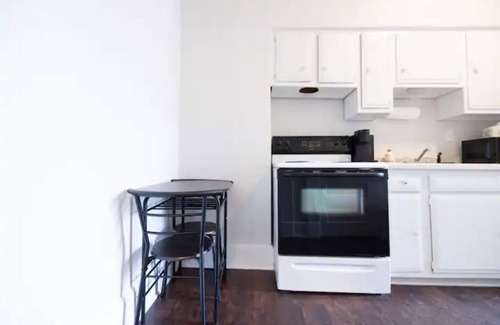 New Pathways Apartamento | Beautiful Modern Downtown Apartment