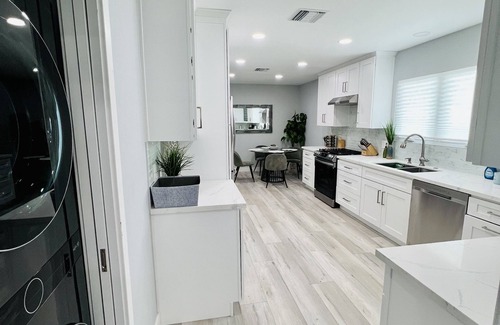 Glendale Casa | Beautiful Modern House in Prime Glendale