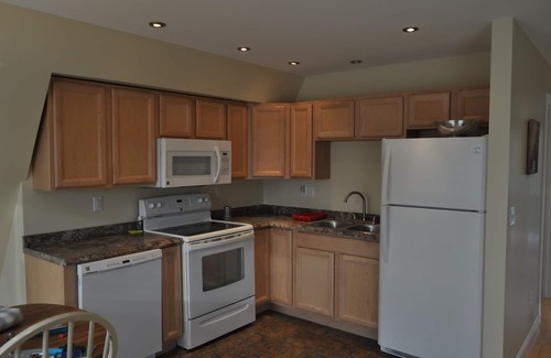 Glenburn Apartamento | Hermoso moderno en medio de un bosque cerca del lago, con acceso al lago
