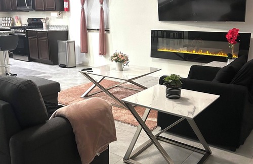 Santa Fe Casa | Beautiful modern new home centrally located & 7 minutes from SAF Airport with AC