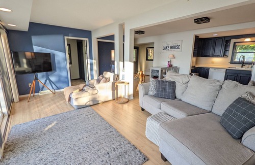 Brussels Cabaña | Beautiful Modern Waterfront Lake House With Views