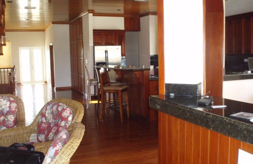 Lake Gardens Casa | Hermosa, amueblada de forma moderna de 5 dormitorios 4 baños casa de vacaciones frente al lago - BZE