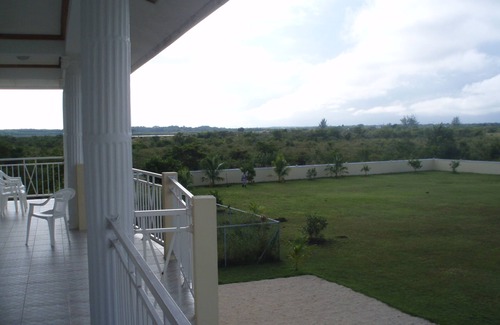 Lake Gardens Casa | Hermosa, amueblada de forma moderna de 5 dormitorios 4 baños casa de vacaciones frente al lago - BZE