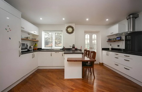Solihull Casa | Beautiful Modren KingSize Bed Room
