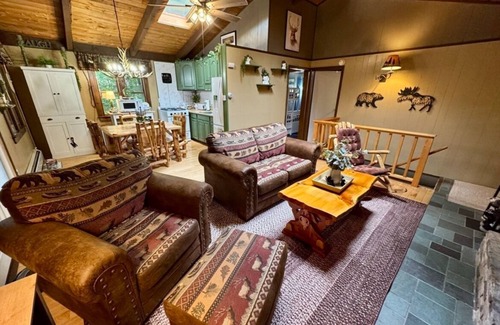 Woodsville Cabina | Beautiful Mountain Lake House cabin Getaway