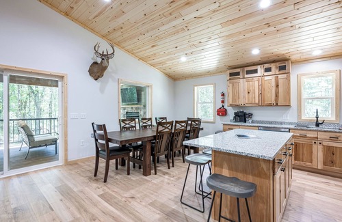 Wisconsin Dells Cabina | Beautiful, new construction 4 bd, 2.5 bath home just minutes from downtown Dells