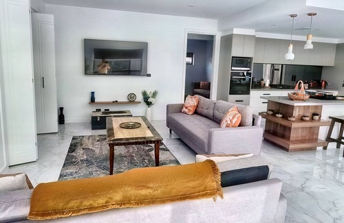 Throsby Casa | Beautiful New home in Throsby with 5 Bedrooms