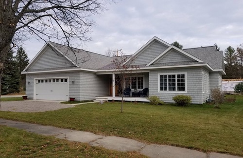Leland Casa | Hermosa casa nueva en la ciudad y cerca del agua