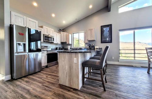 Wolf Creek Casa | BEAUTIFUL NEW home with THE BEST VIEWS OF THE MISSOURI RIVER