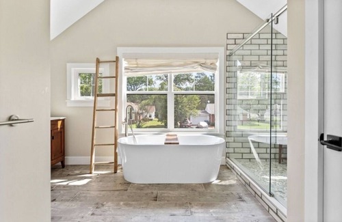 Fort Hunt Casa | Beautiful New Modern Farmhouse walkable to grocery, restaurants, trails, Potomac