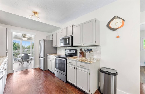Farmington Casa | Beautiful, newly remodeled home, sleeps 11 - 2 min drive/10 min walk to Lagoon!