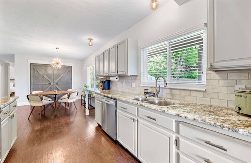 Farmington Casa | Beautiful, newly remodeled home, sleeps 11 - 2 min drive/10 min walk to Lagoon!