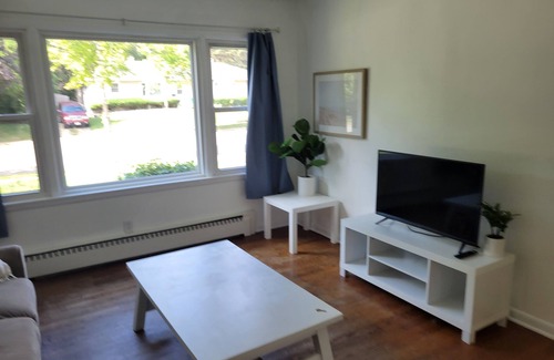 Monona Apartamento | Beautiful, Newly-Updated Madison Apartment