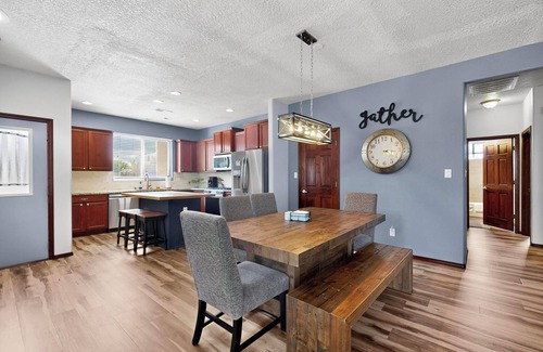 North Valley Casa | Beautiful North Valley home, garage, yard, BBQ