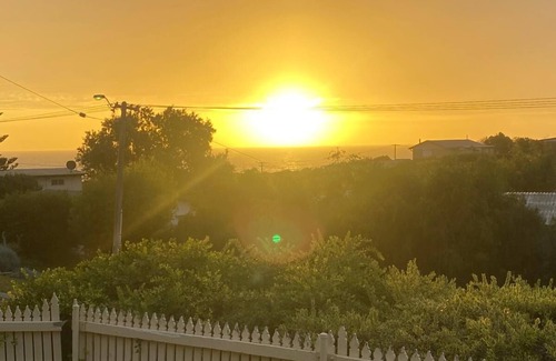 Guilderton Casa | Beautiful Ocean Views , Internet & Wood Fire 🔥