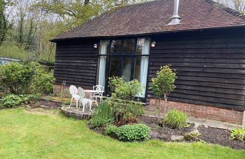 Petworth Casa | Beautiful one Bed Barn in national park 1 hr from London with small pool