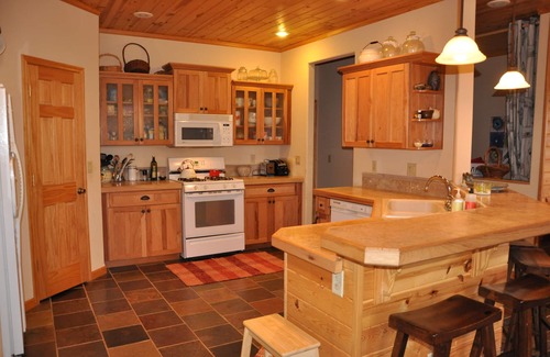 Minong Casa | Hermosa casa nueva de un nivel en un lago cristalino para divertirse durante todo el año