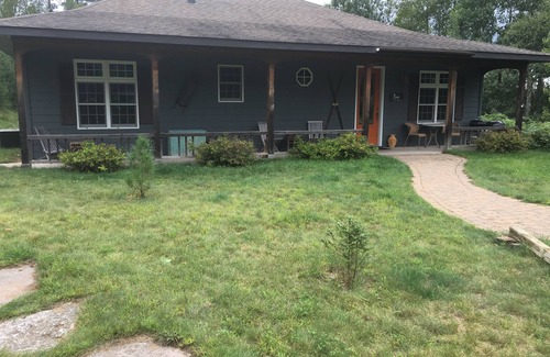 Minong Casa | Hermosa casa nueva de un nivel en un lago cristalino para divertirse durante todo el año