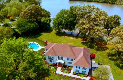 Unionville Casa | Hermoso, plano de planta abierto, increíbles vistas de la puesta de sol, piscina junto al agua, muelle, 6 + ac