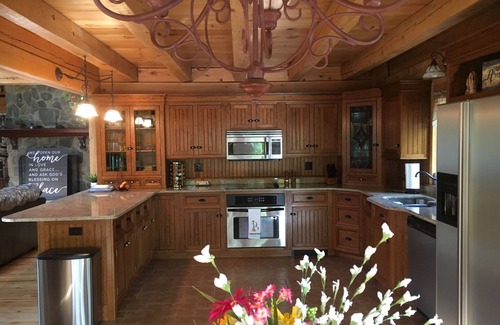 Sangerville Casa | Loon's Nest-Lakefront Home W / Yard, Fire-pit, canoa, kayak y, por supuesto, somormujos!