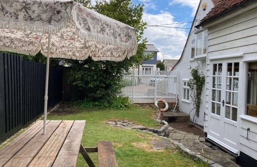 West Mersea Cabaña | Beautiful period fisherman's cottage