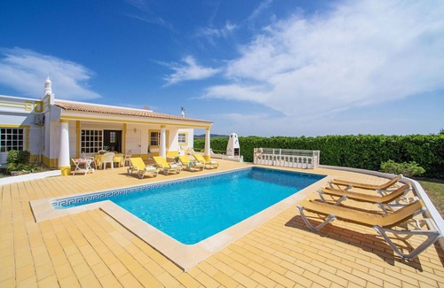 Mem Moniz Casa | Preciosa casa de vacaciones privada para 6 personas con A/C, WIFI, piscina privada, TV y terraza