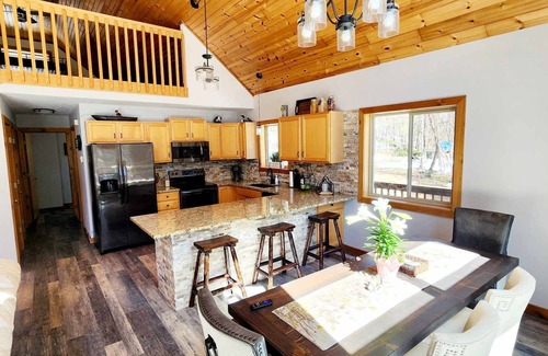 Tainter Lake Chalet De Esquí | Beautiful private Tainter Lake Retreat in Western WI. Sleeps 10