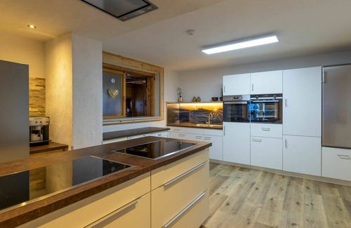 Silbertal Casa | Maravillosa casa de vacaciones privada para 38 personas con WIFI, TV y patio