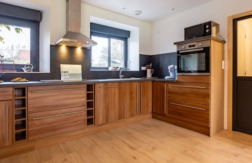 Surville Casa | Estupenda casa de vacaciones privada para 4 personas con WIFI, TV, terraza y mascotas permitida
