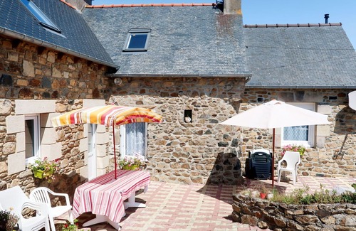 Pleubian Casa | Estupenda casa de vacaciones privada para 5 personas con WIFI, TV, patio y mascotas permitida