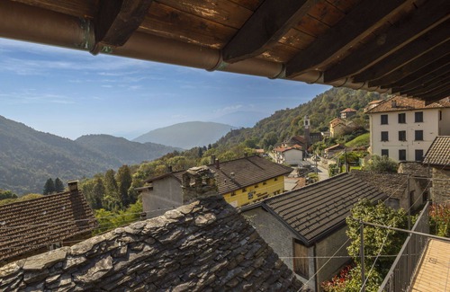 Caprezzo Casa | Beautiful private villa for 6 guests with WIFI, TV and patio