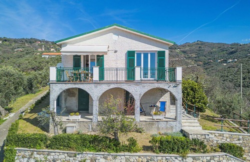 Moneglia Casa | Maravillosa casa de vacaciones privada con A/C, WIFI, TV, patio, mascotas permitida y aparcamiento