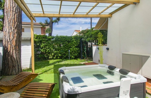 Tirrenia Villa | Maravillosa casa de vacaciones privada con jacuzzi, A/C, WIFI, TV, terraza, mascotas permitida