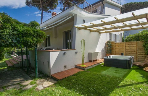 Tirrenia Villa | Maravillosa casa de vacaciones privada con jacuzzi, A/C, WIFI, TV, terraza, mascotas permitida