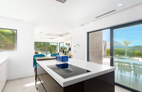 Cansalades Villa | Preciosa casa de vacaciones privada con piscina privada, A/C, WIFI, jacuzzi, TV y patio