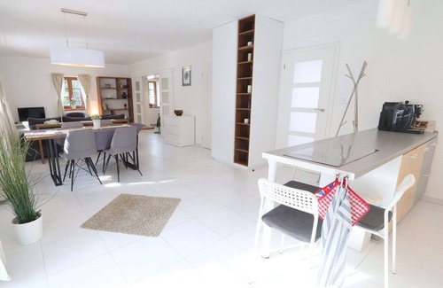 Petrov Villa | Estupenda casa de vacaciones privada con piscina privada, WIFI, TV, terraza y mascotas permitida